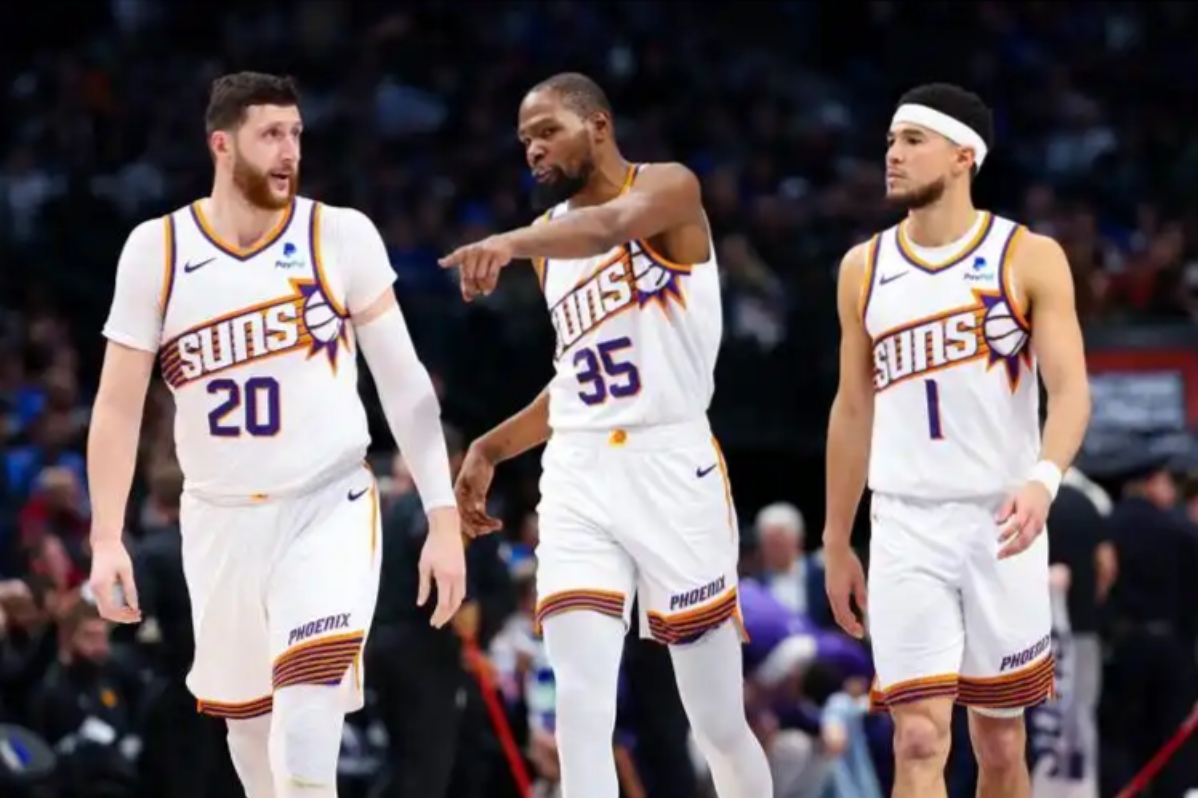 洛杉矶快船迎欧篮联关键赛；关键时刻防线松动；目标明确；轮换策略成焦点 