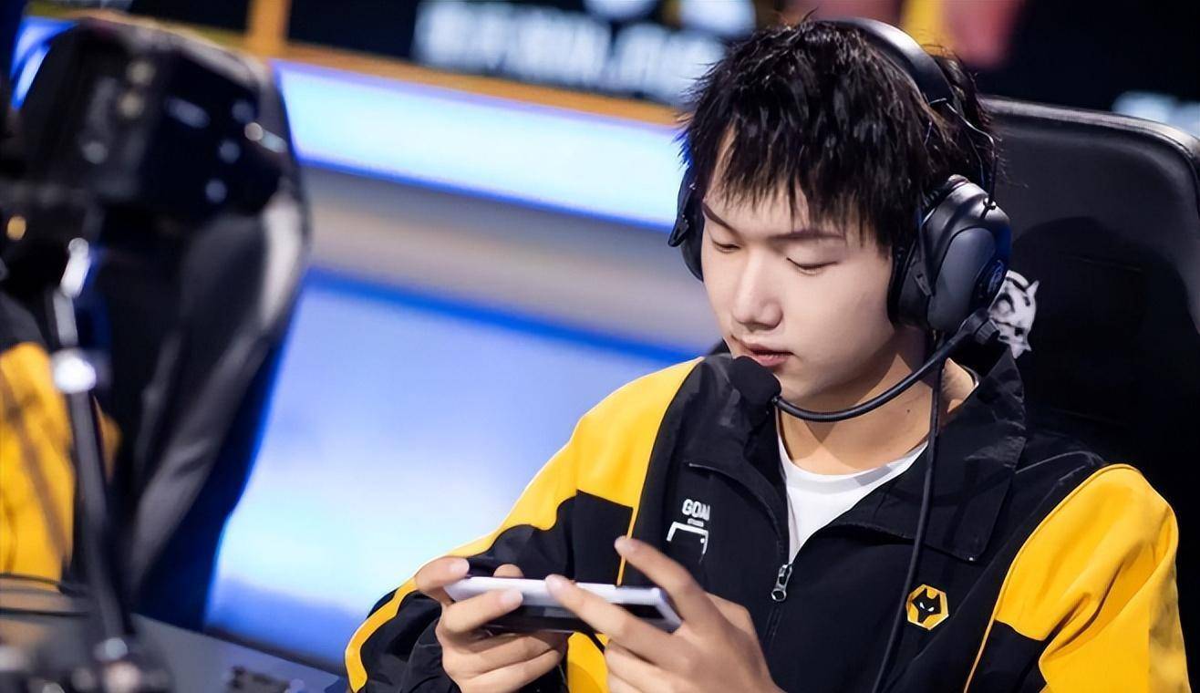 金州勇士训练开放日，国际比赛日手感冰凉引欢呼，全明星赛在即，阵容厚度经受考验 