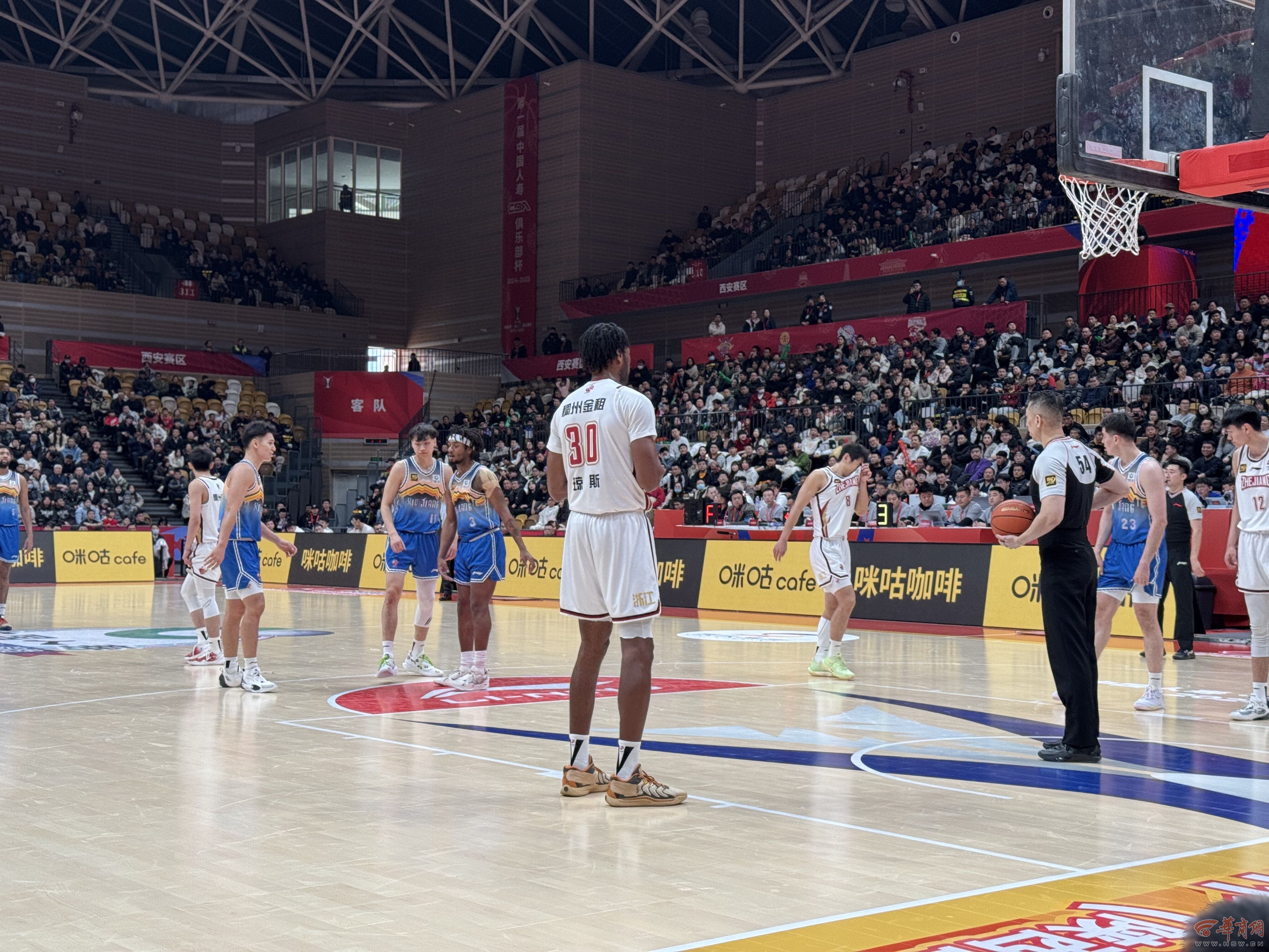 赛地聚焦——CBA常规赛冲刺阶段热度飙升，底特律活塞强势反弹，悬念犹存，团队化学反应显著的简单介绍