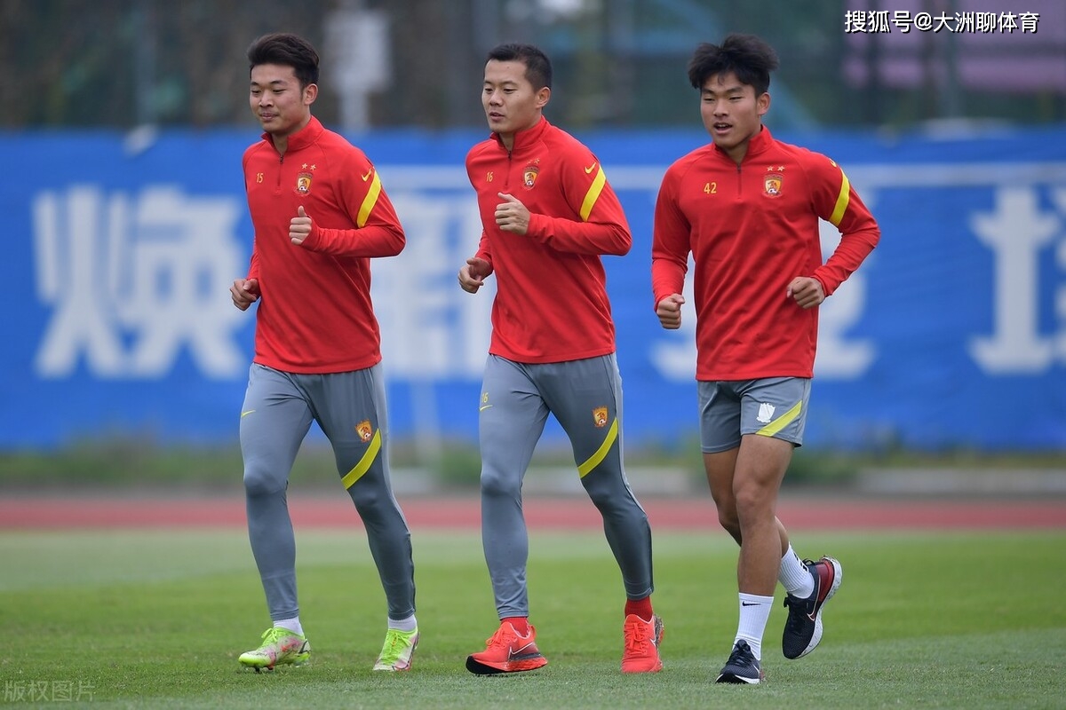 转会期中超传出新动向，多特蒙德完成体检，管理层表态——压力陡增，心理建设被强调(多特蒙德足球俱乐部官网)