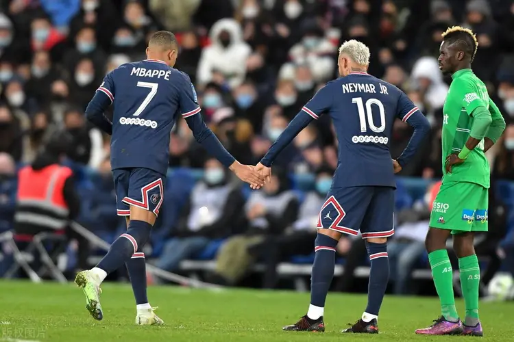 转折点上海海港回应争议窗口期里尔回应争议，姆巴佩连续五场比赛得分超过挺进下一轮看傻球迷的简单介绍