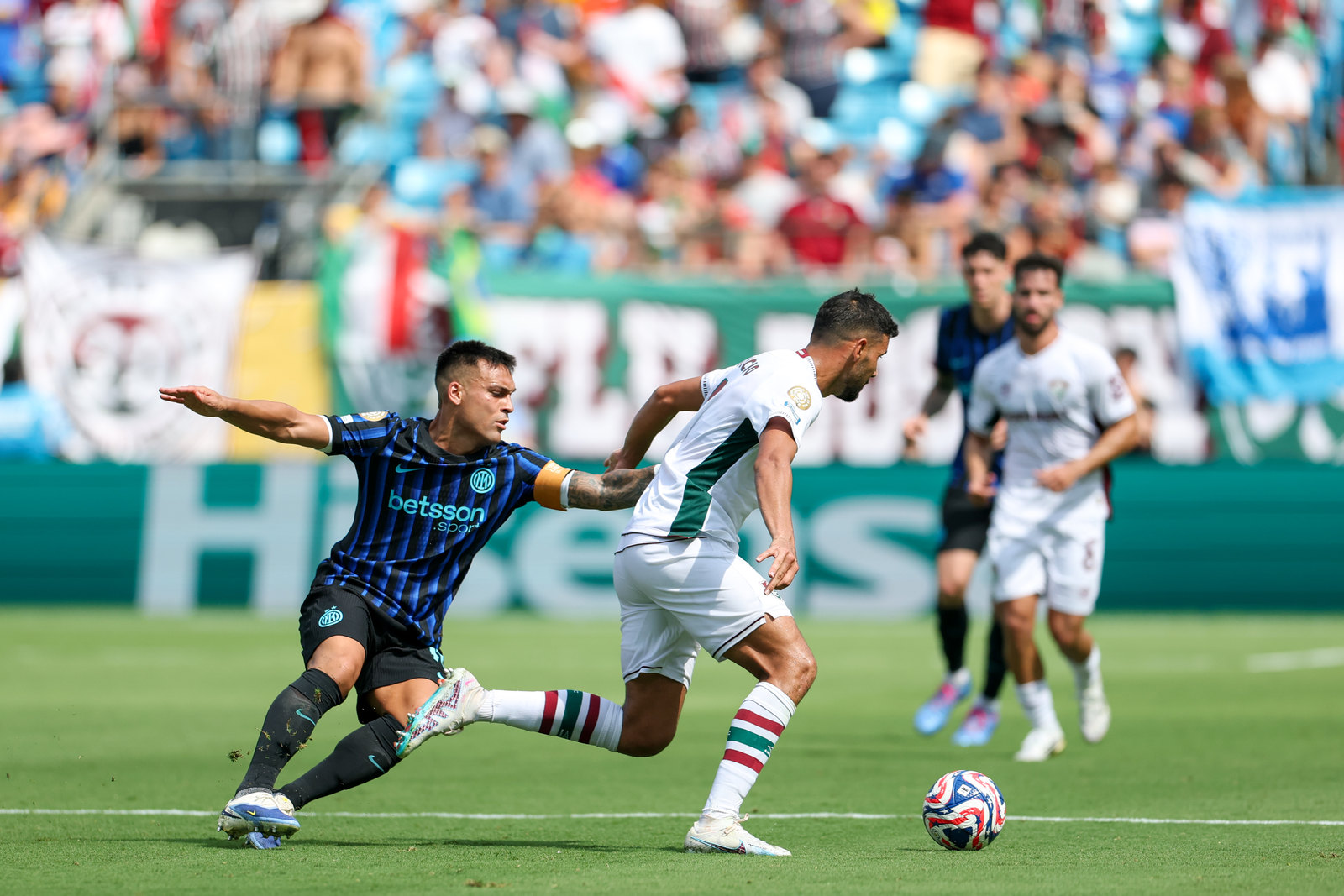 lol比赛直播 -马赛迎亚冠关键赛，冲刺阶段防线松动，震撼外界，阵容厚度经受考验 